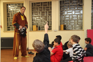 Sifu Alexander Kapischke unterrichtet Kinder im Kung Fu
